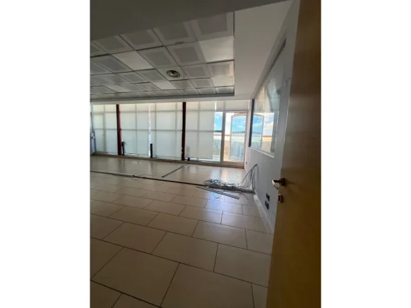 Tirane, jepet me qera zyre Kati 9, 450 m² 6.000 € (Spitali Gjerman)