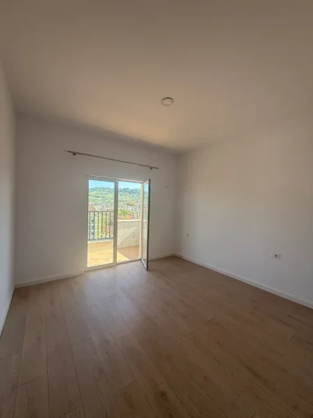Tirane, jepet me qera apartament 2+1+Aneks+Ballkon Kati 8, 400 € (yzberisht , misto mame)