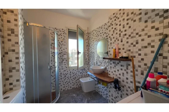 Vlore, shitet apartament 2+1 Kati 10, 100 m² (Lungomare)