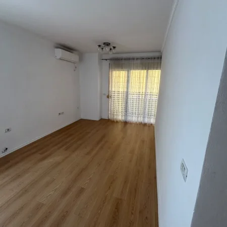 Tirane, shitet apartament 2+1+Ballkon , 89 m² 135.000 € (Fresku)