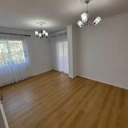 Tirane, shitet apartament 2+1+Ballkon , 89 m² 135.000 € (Fresku)