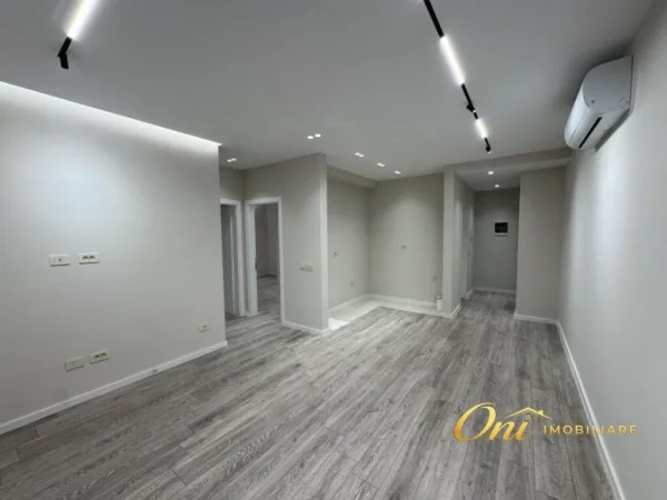 Tirane, jepet me qera zyre Kati 12, 200 m² 2.000 € (GOLDEN TOWER)
