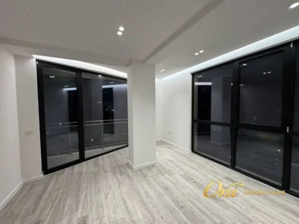 Tirane, jepet me qera zyre Kati 12, 200 m² 2.000 € (GOLDEN TOWER)