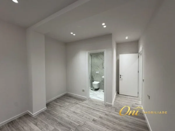 Tirane, jepet me qera zyre Kati 12, 200 m² 2.000 € (GOLDEN TOWER)