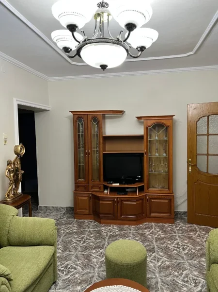 Tirane, jepet me qera apartament 2+1+Ballkon Kati 1, 110 m² 500 € (Rruga bardhyl)