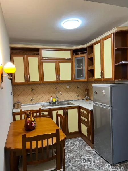 Tirane, jepet me qera apartament 2+1+Ballkon Kati 1, 110 m² 500 € (Rruga bardhyl)