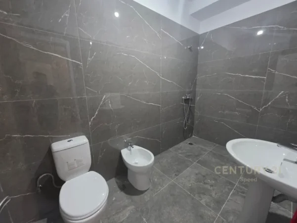 Tirane, jepet me qera apartament 2+1 Kati 3, 103 m² 570 € (Shkolla e Bashkuar)