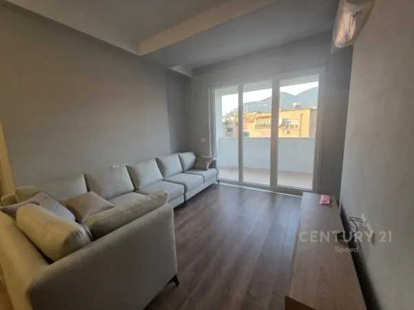 Tirane, jepet me qera apartament 2+1 Kati 3, 103 m² 570 € (Shkolla e Bashkuar)