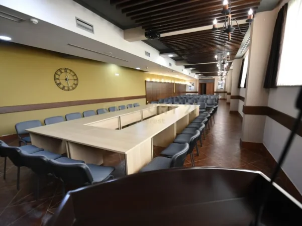 Tirane, jepet me qera hotel Kati 5, 8.079 m² 45.000 € (Farke)