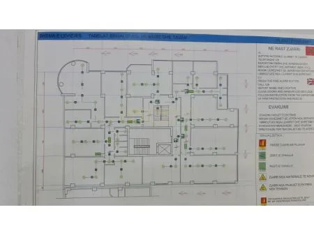 Tirane, jepet me qera zyre Kati 1, 645 m² 5.000 € (Selvia)