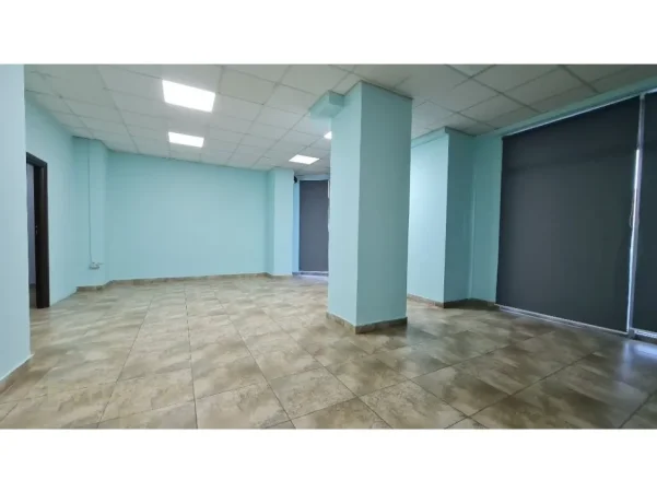 Tirane, jepet me qera zyre Kati 1, 645 m² 5.000 € (Selvia)