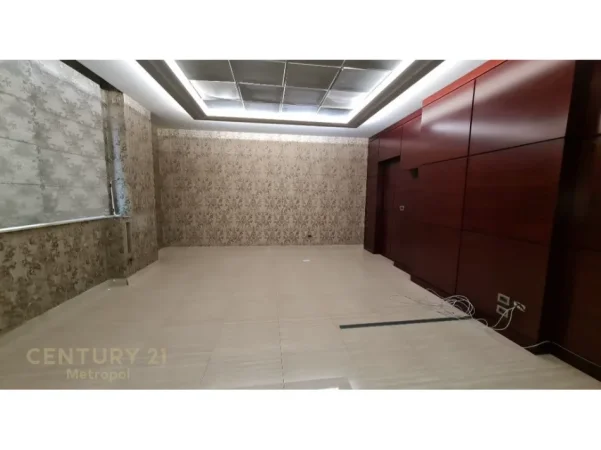 Tirane, jepet me qera zyre Kati 1, 645 m² 5.000 € (Selvia)