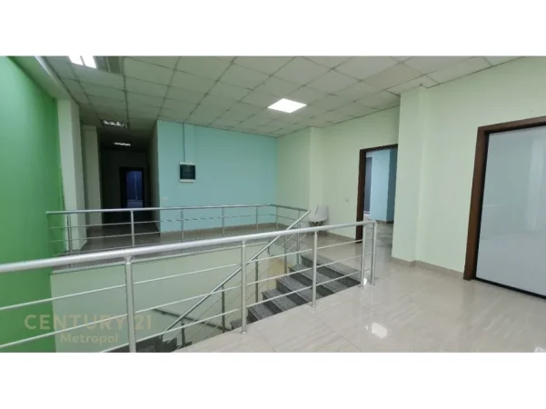 Tirane, jepet me qera zyre Kati 1, 645 m² 5.000 € (Selvia)