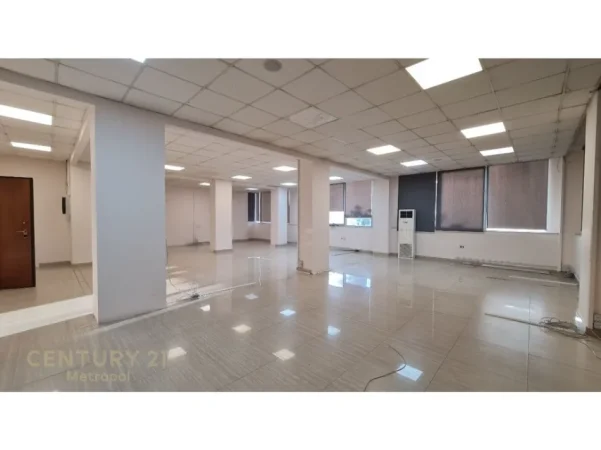 Tirane, jepet me qera zyre Kati 1, 645 m² 5.000 € (Selvia)