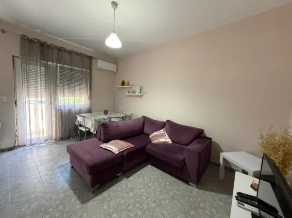 Tirane, jepet me qera apartament 2+1+Aneks+Ballkon Kati 4, 500 € (rruga e durresit)