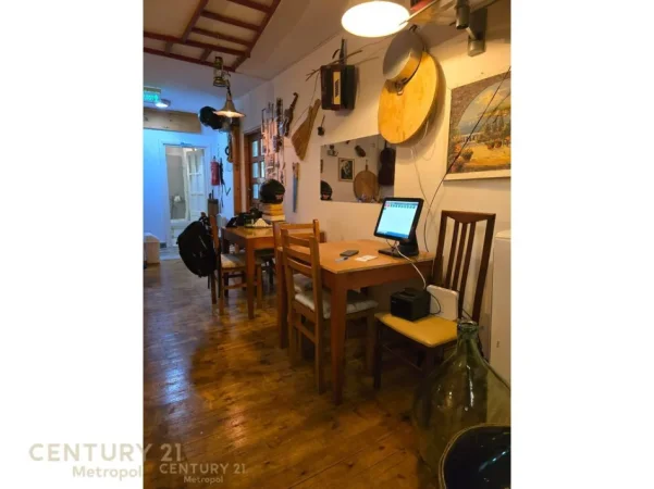 Tirane, jepet me qera bar-resorant Kati 0, 100 m² 2.000 € (Vasil Shanto)