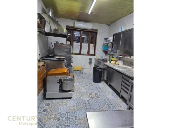 Tirane, jepet me qera bar-resorant Kati 0, 100 m² 2.000 € (Vasil Shanto)