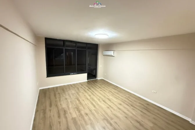 Tirane, jepet me qera zyre Kati 4, 130 m² 1050 € (qender)