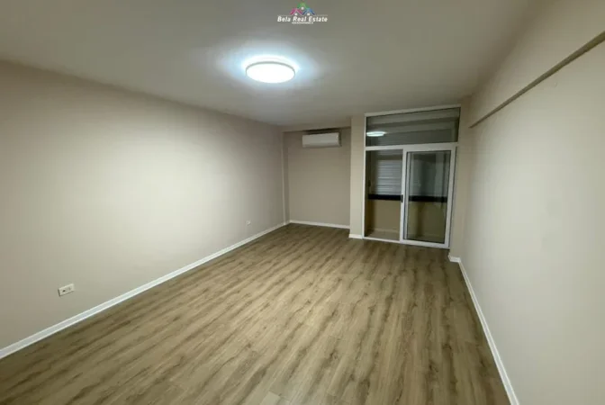 Tirane, jepet me qera zyre Kati 4, 130 m² 1050 € (qender)
