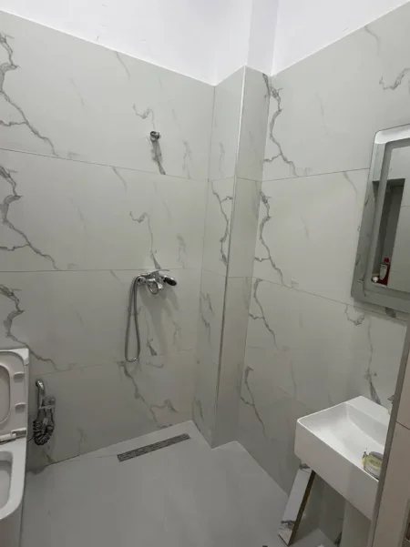 Tirane, jepet me qera apartament 1+1+Ballkon Kati 1, 50 m² 420 € (kopshti botanik)