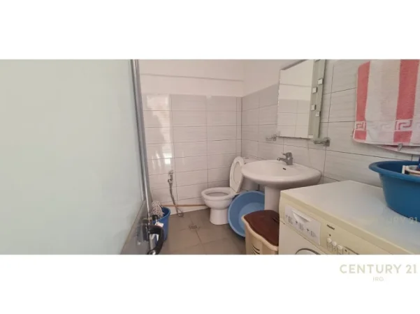 Tirane, jepet me qera apartament 1+1 Kati 1, 56 m² 350 € (rr e kavajes)