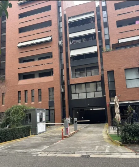 Tirane, jepet me qera garazh | post parkimi Kati 1, 15 m² 150 € (Hipoteka)