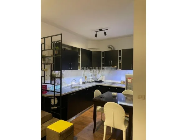 Tirane, jepet me qera apartament 1+1 , 50 m² 550 € (shkolla e baletit)