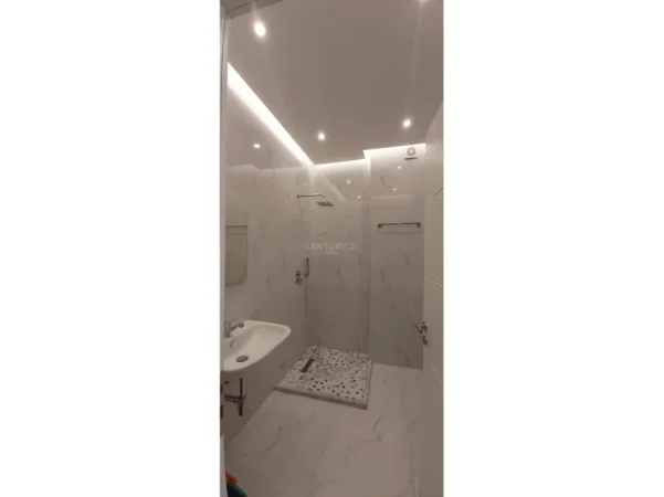 Shqiperi, jepet me qera apartament 1+1 Kati 10, 55 m² 650 € 