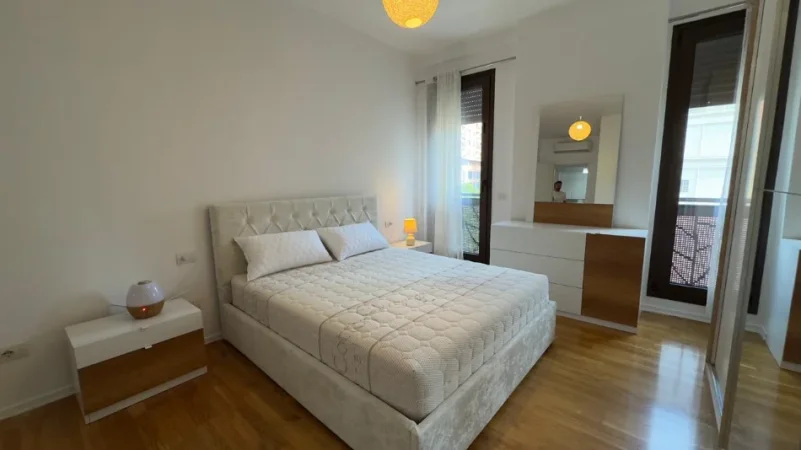 Tirane, jepet me qera apartament 2+1+Aneks+Ballkon Kati 2, 1.600 € (rruga e barrikadave)