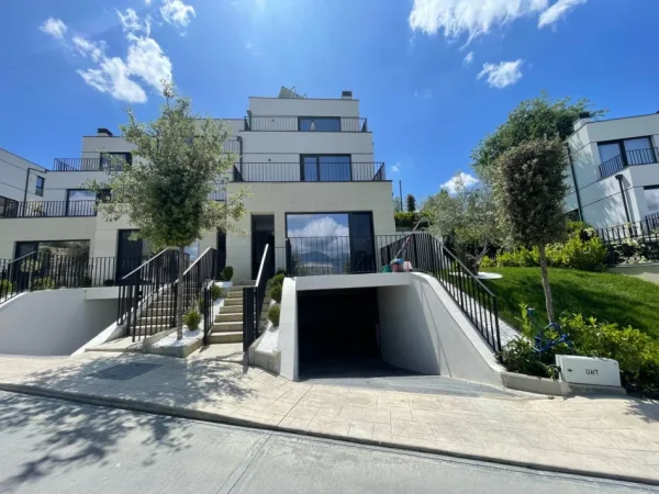 Tirane, jepet me qera Vile 3+1 , 252 m² 4.500 €