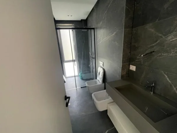 Tirane, jepet me qera Vile 3+1 , 252 m² 4.500 €