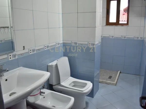 Tirane, jepet me qera apartament 2+1+Ballkon Kati 4, 105 m² 650 € (don bosko)