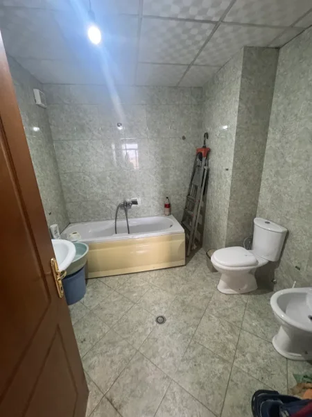Tirane, jepet me qera apartament 1+1+Ballkon Kati 7, 80 m² 450 € (21 Dhjetori te Market Joena)