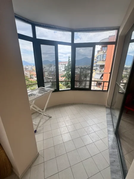 Tirane, jepet me qera apartament 1+1+Ballkon Kati 7, 80 m² 450 € (21 Dhjetori te Market Joena)
