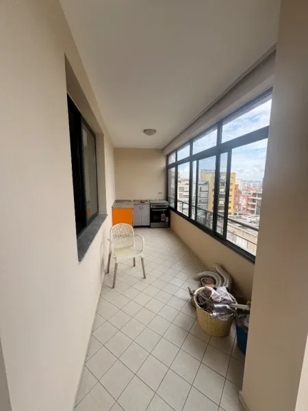 Tirane, jepet me qera apartament 1+1+Ballkon Kati 7, 80 m² 450 € (21 Dhjetori te Market Joena)