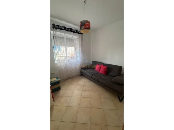 Tirane, jepet me qera apartament 3+1+Ballkon Kati 2, 95 m² 600 € (Rruga Fortuzi)