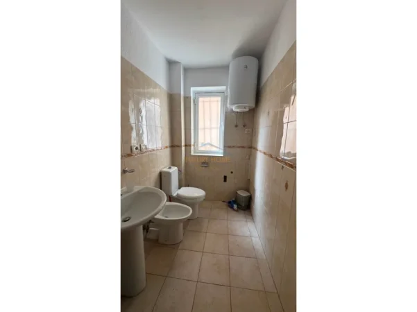 Tirane, jepet me qera apartament 3+1+Ballkon Kati 2, 95 m² 600 € (Rruga Fortuzi)