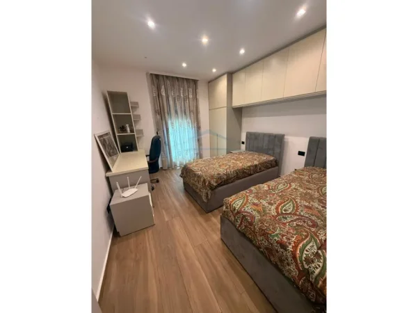 Tirane, jepet me qera apartament 2+1+Ballkon Kati 1, 115 m² 1.500 € (TEG)