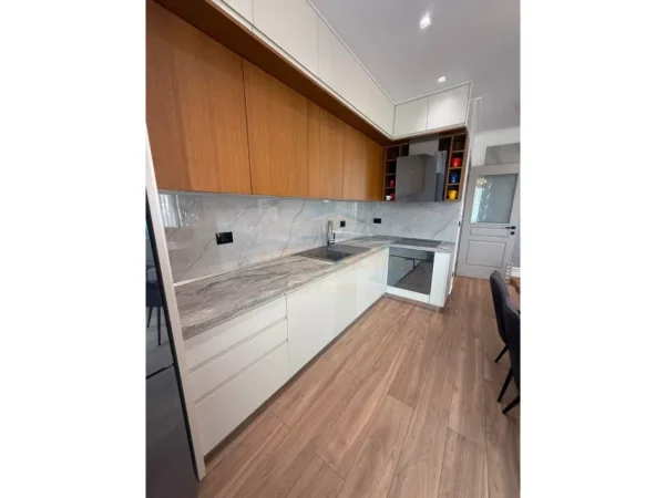 Tirane, jepet me qera apartament 2+1+Ballkon Kati 1, 115 m² 1.500 € (TEG)