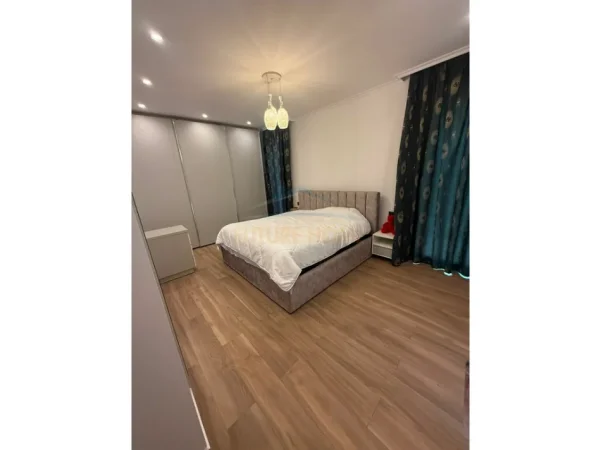 Tirane, jepet me qera apartament 2+1+Ballkon Kati 1, 115 m² 1.500 € (TEG)