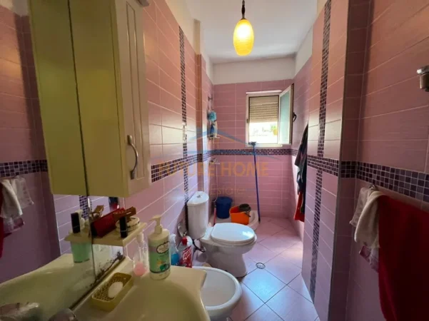 Tirane, shitet apartament 2+1+Ballkon Kati 3, 82 m² 175.000 € (Rruga Dritan Hoxha)