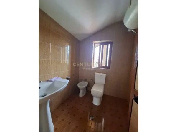 Tirane, jepet me qera Vile 2+1+Aneks+Ballkon Kati 4, 121 m² 450 € (TEK RRETH-RROTULLIMI I SHKOZES)
