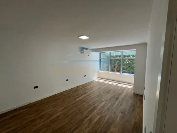 Tirane, jepet me qera ambjent biznesi Kati 1, 83 m² 800 € (21 Dhjetori)