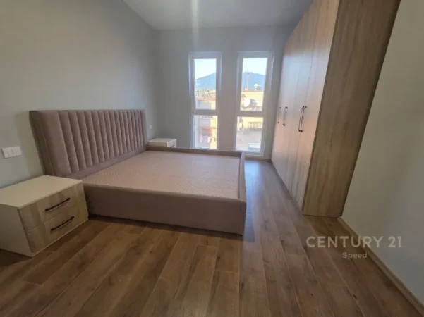Tirane, jepet me qera apartament 2+1+Ballkon Kati 3, 103 m² 570 € (shkolla e bashkuar)