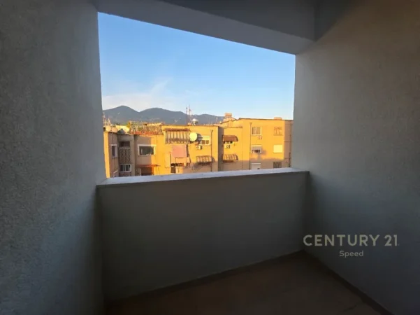 Tirane, jepet me qera apartament 2+1+Ballkon Kati 3, 103 m² 570 € (shkolla e bashkuar)