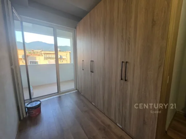 Tirane, jepet me qera apartament 2+1+Ballkon Kati 3, 103 m² 570 € (shkolla e bashkuar)