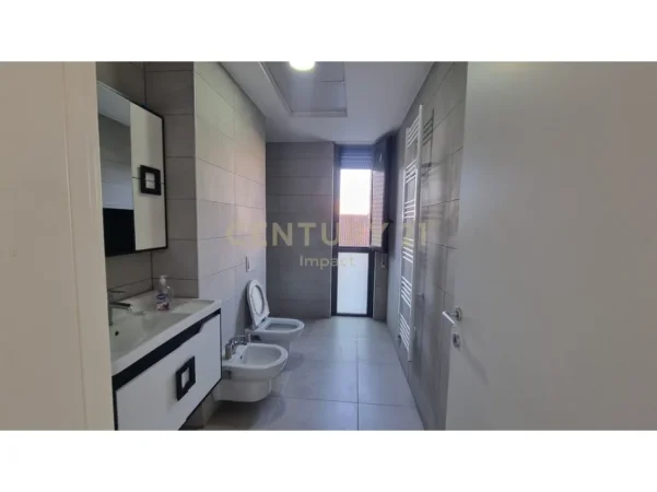 Tirane, jepet me qera apartament 2+1+Ballkon Kati 1, 107 m² 850 € (don bosko)