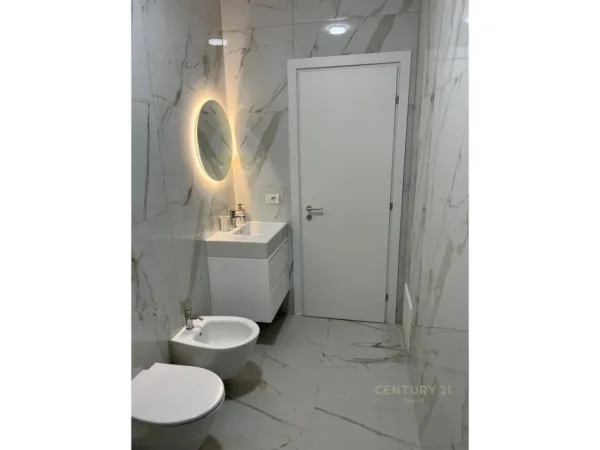 Tirane, jepet me qera apartament 2+1 Kati 6, 99 m² 900 € (Shkolla e Kuqe SPEED142106)