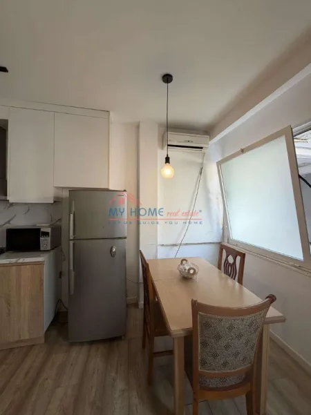 Tirane, jepet me qera apartament 1+1+Ballkon Kati 1, 65 m² 500 € (Rruga e Barrikadave)