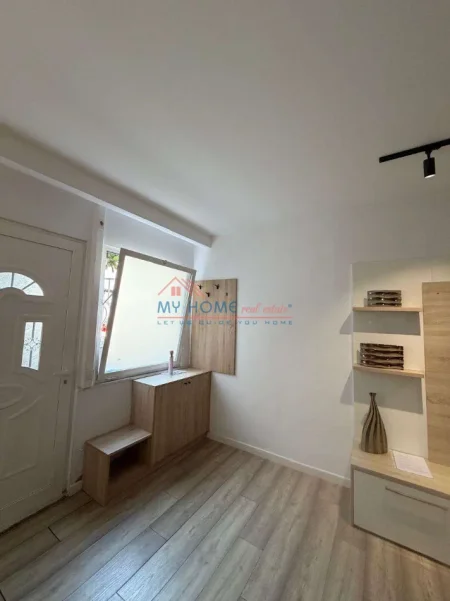 Tirane, jepet me qera apartament 1+1+Ballkon Kati 1, 65 m² 500 € (Rruga e Barrikadave)